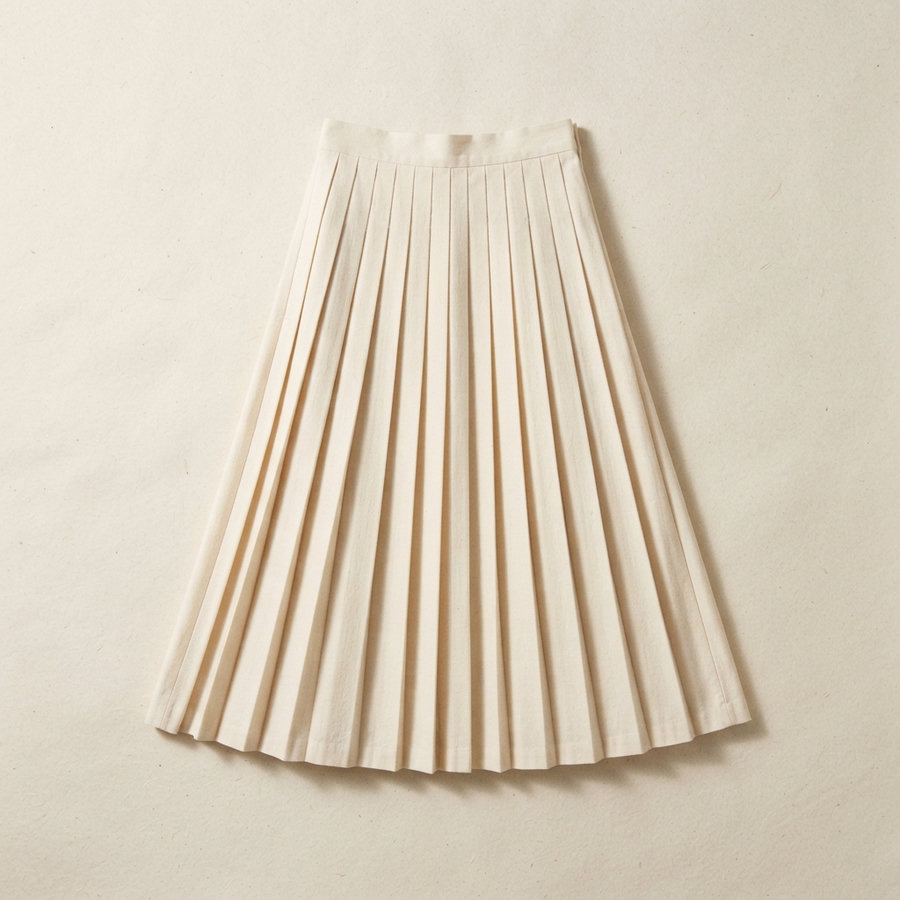 A knife-pleated cream linen midi skirt.